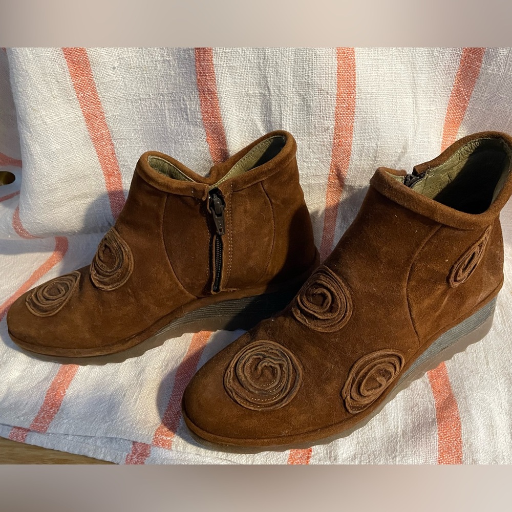 NEW NEVER WORN FLY LONDON SUEDE BOOTS SIZE 38 US 7